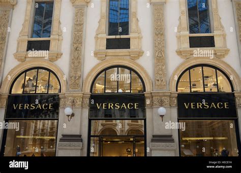 galleria versace all'ingrosso|Find your nearest Versace Boutique .